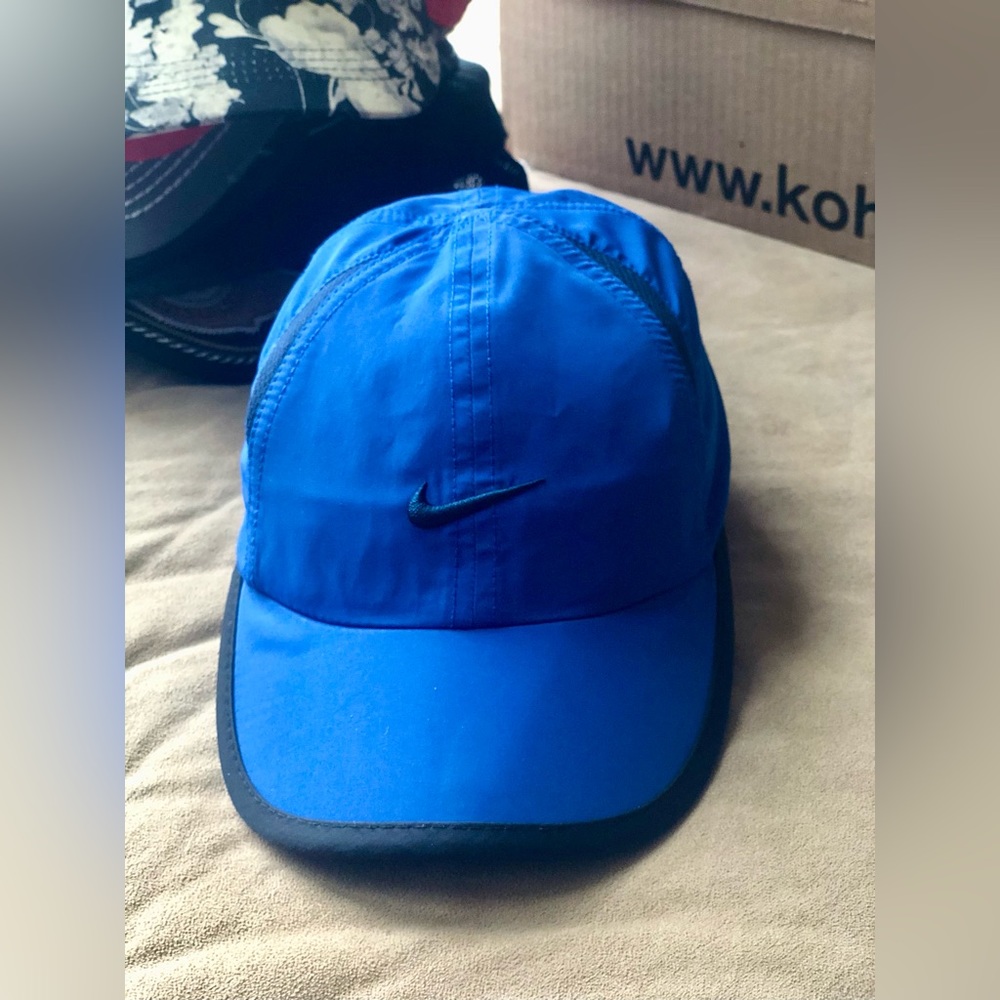 Nike Toddler feather lite Blue hat. Perfect for your little.